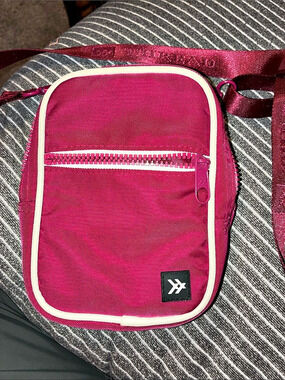THREAD Crossbody Bag in Dark 10Pink & White